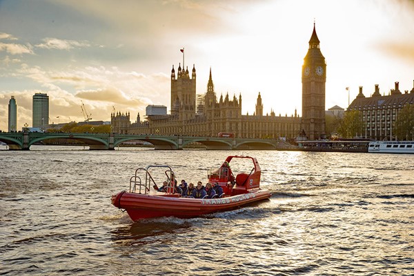 Picture of Thames Rockets Evening Powerboating Experience with Cocktails for Two