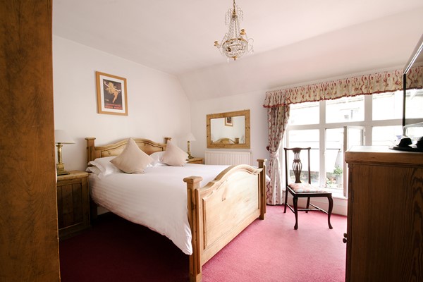 Image of Overnight Luxury Escape with Dinner and Fizz at The White Hart Inn